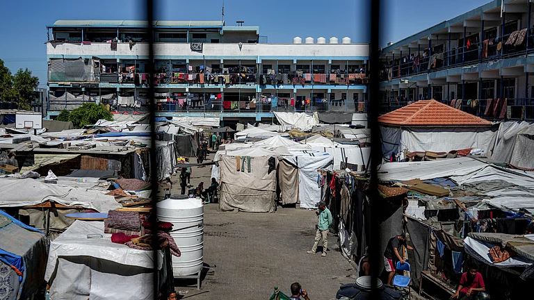 Palestinians take shelter from Israeli strikes at a Khan Younis school in Gaza | - AP